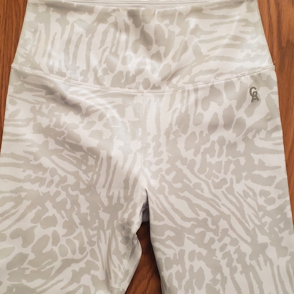 Good American sz 2 essentials Leopard foil crop leggings NWOT - Picture 2 of 6